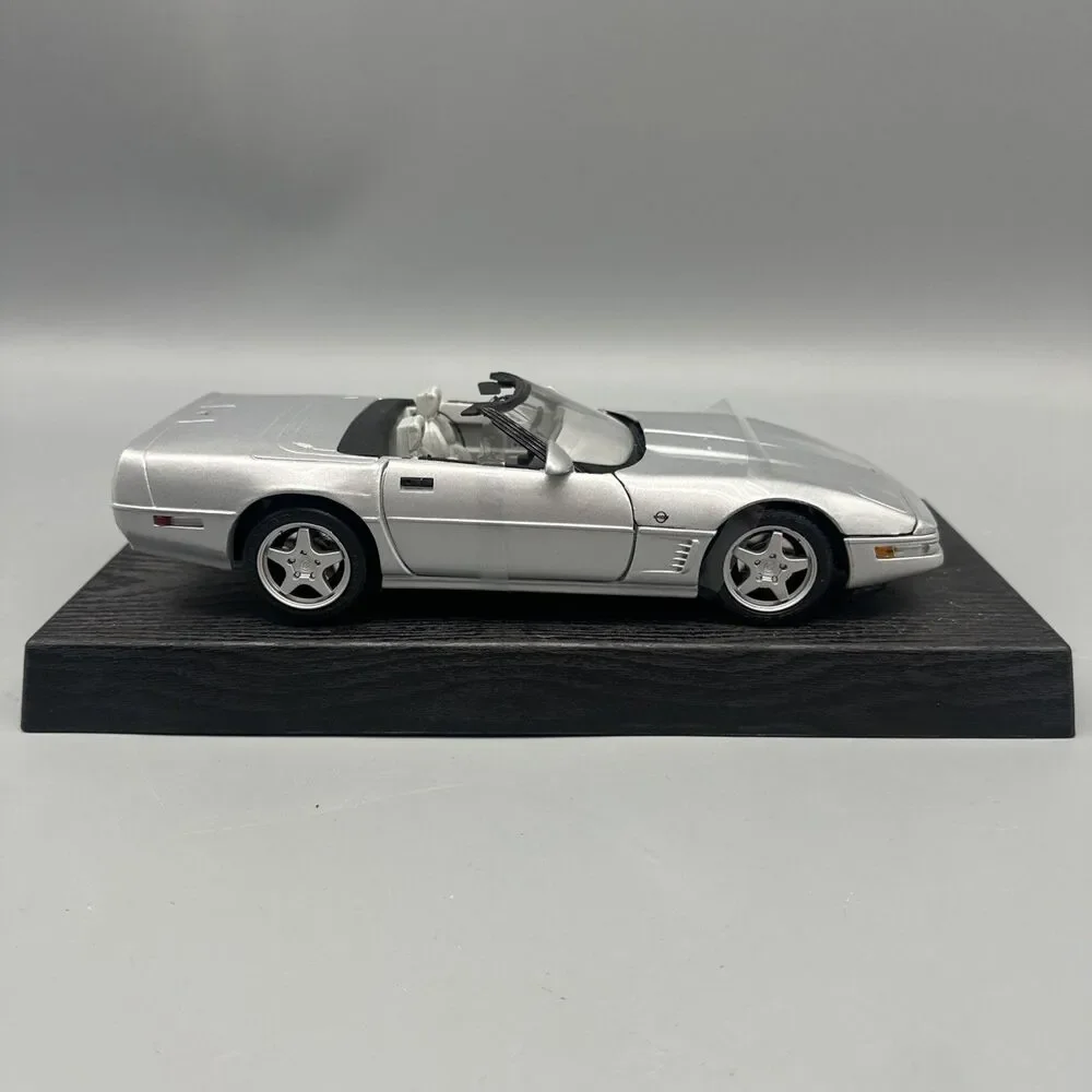 Maisto 1996 Corvette Convertible in Silver 1/18 Scale Die Cast Model